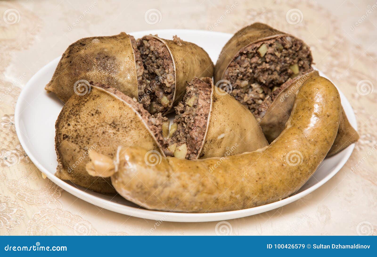 Torta De Galinha Russa Tradicional Kurnik Num Prato Colocado Num Guardanapo  De Mesa Sobre Fundo Cinzento, Vista Lateral Imagem de Stock - Imagem de  dieta, galinha: 161445513