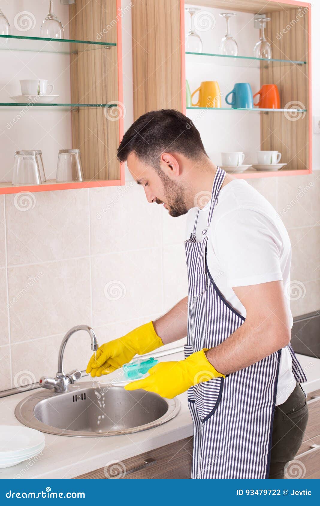 Парень моет посуду. Мужчина моет посуду. Человек моющий посуду. Мужчина моющий посуду. Муж моет посуду.