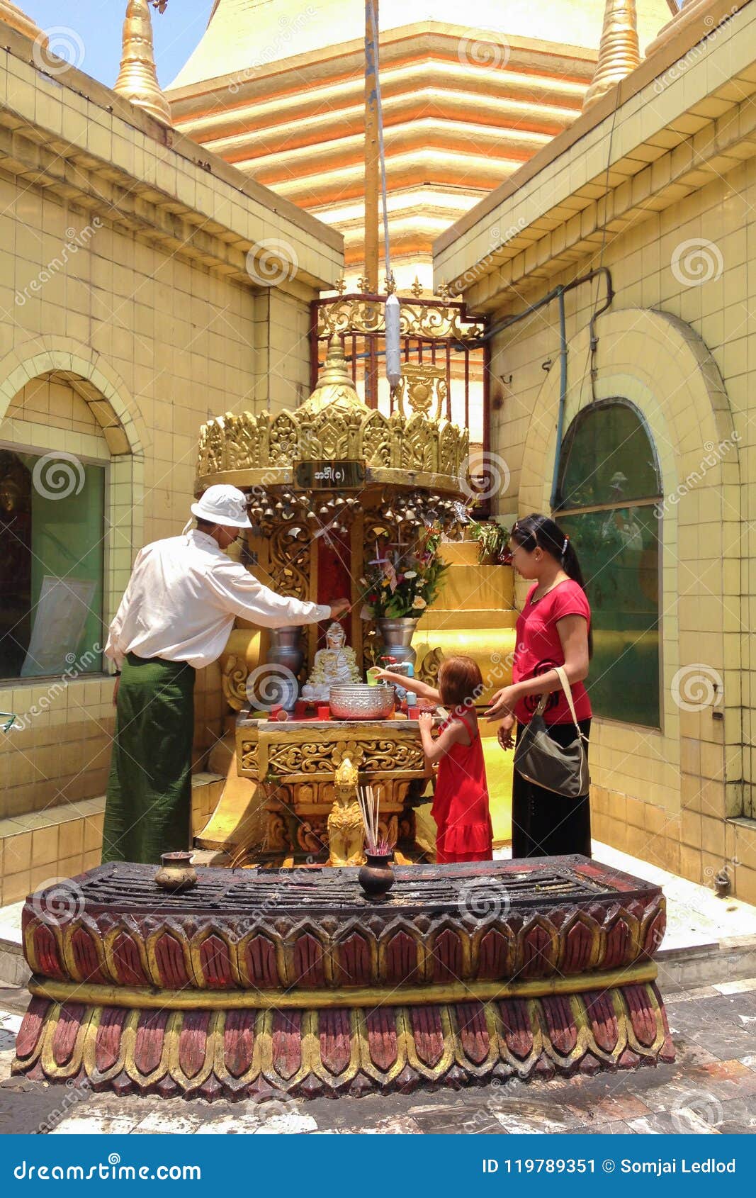 Prayers at Buddhist temple editorial photo. Image of buddhism 119789351