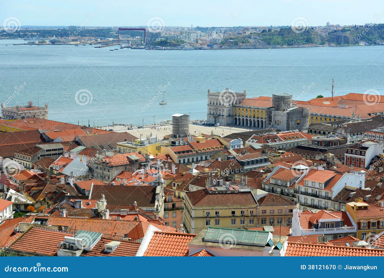 praca do comercio and tejo river, lisbon