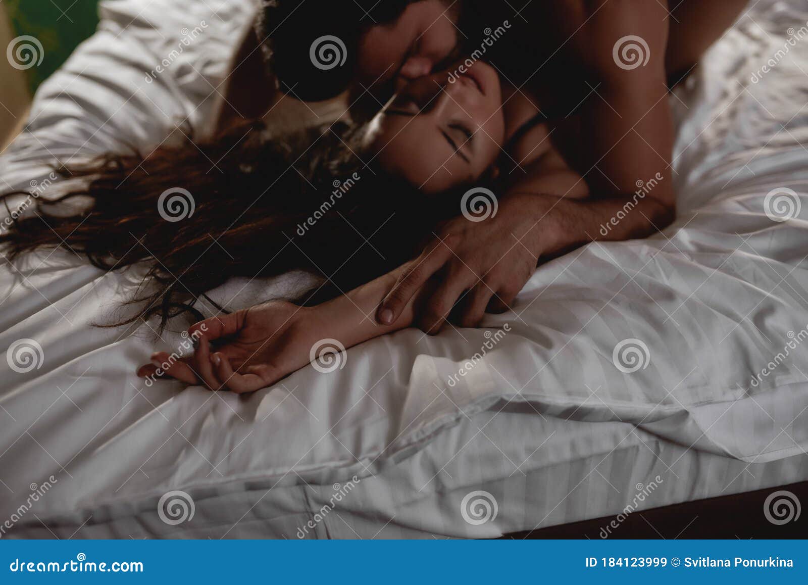 Preciso Do Seu Amor. Tiro Cortado De Jovem Casal Fazendo Amor Na Cama.  Homem Apaixonado Beijando Gentilmente a Linda Mulher Imagem de Stock -  Imagem de quarto, homens: 184123999