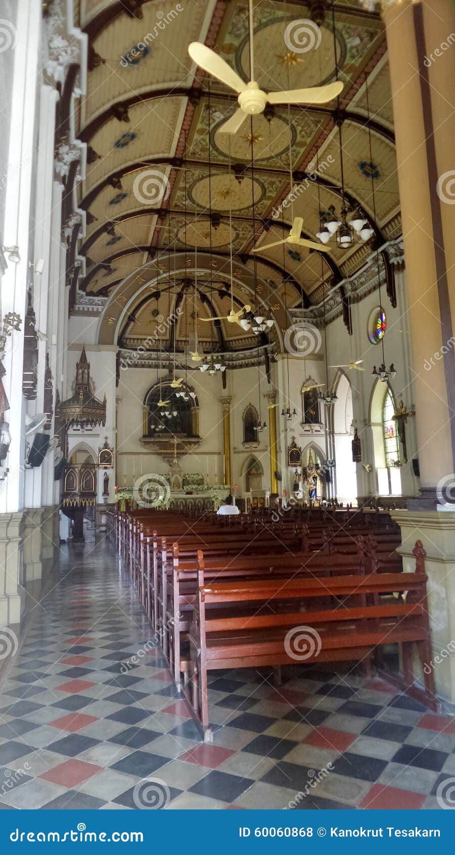 Pregando nella chiesa santa Bangkok di Kalawar del rosario. Un uomo che prega nella bella e chiesa santa