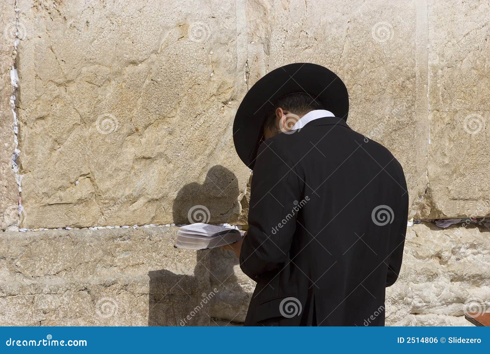 L'ebreo ortodosso legge una preghiera ad una parete occidentale
