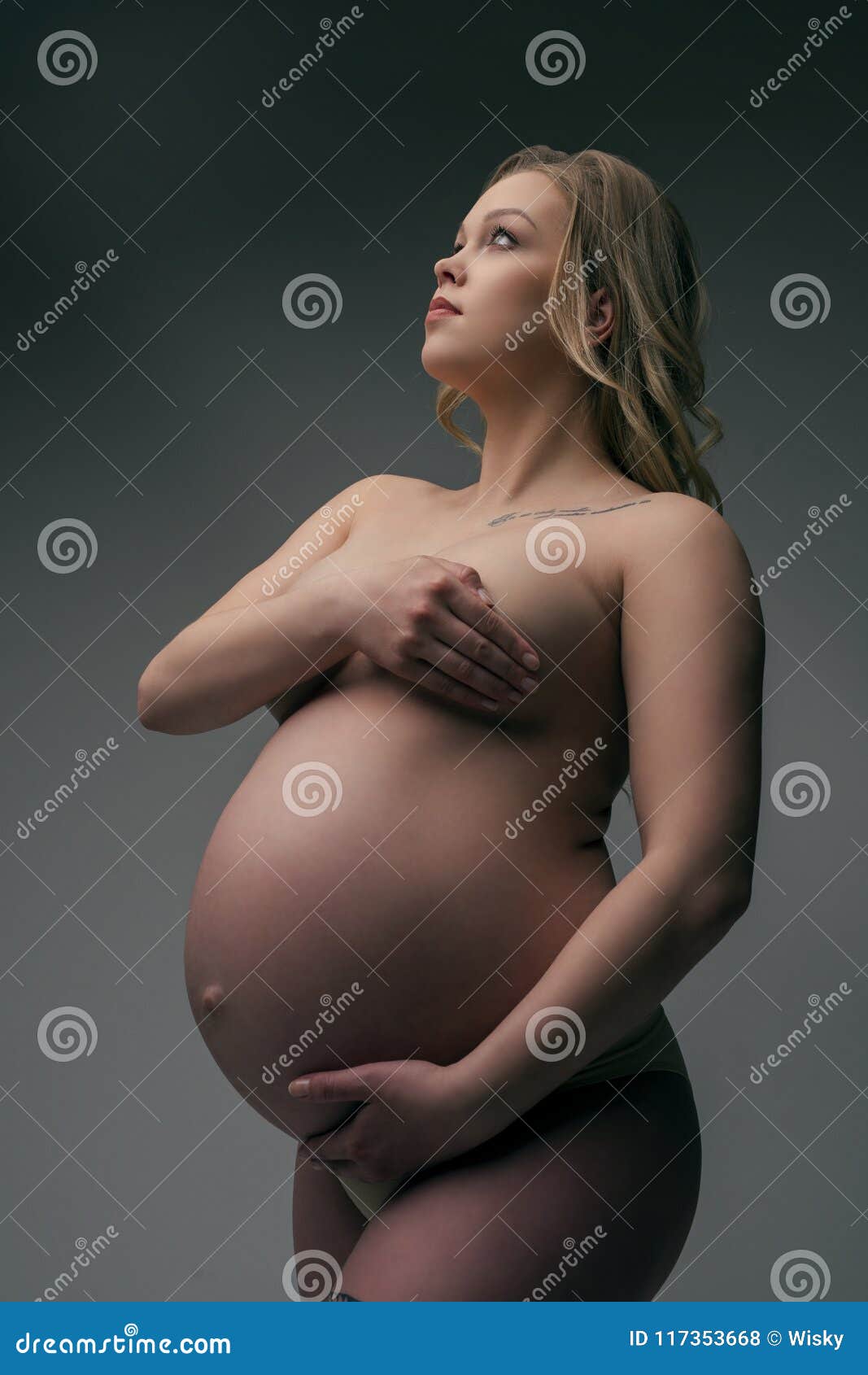 Pregnant nude girl blonde