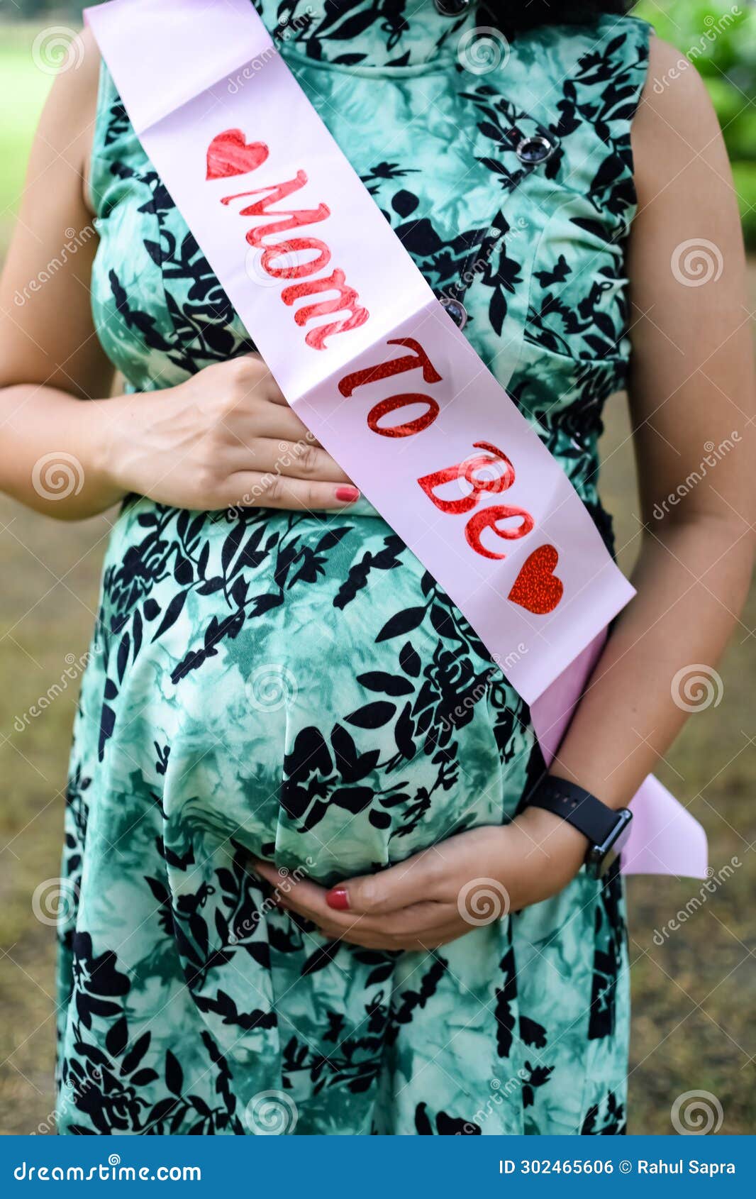 A Pregnant Indian Lady Poses for Outdoor Pregnancy Shoot and Hands on  Belly, Indian Pregnant Woman Puts Her Hand on Her Stomach Stock Photo -  Image of abdomen, female: 302465606