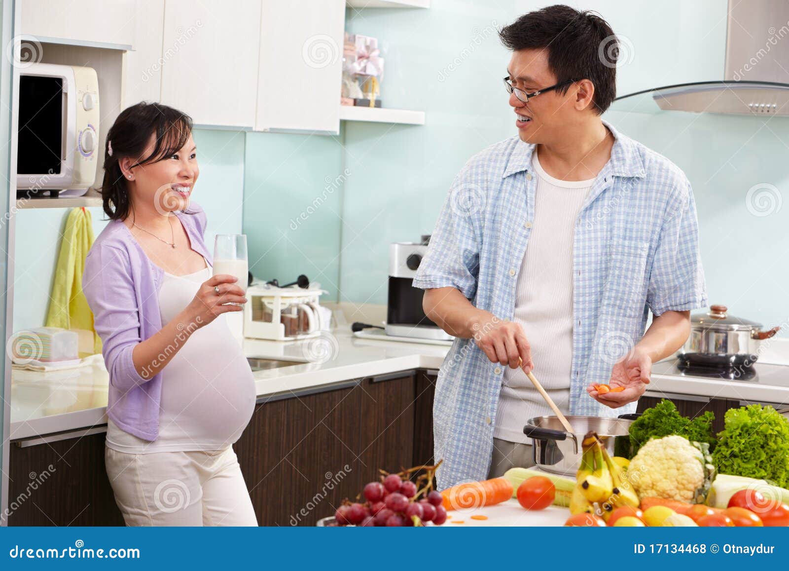 Беременную жену друзьям видео. Муж с беременной женой на кухне. Молоко жены.