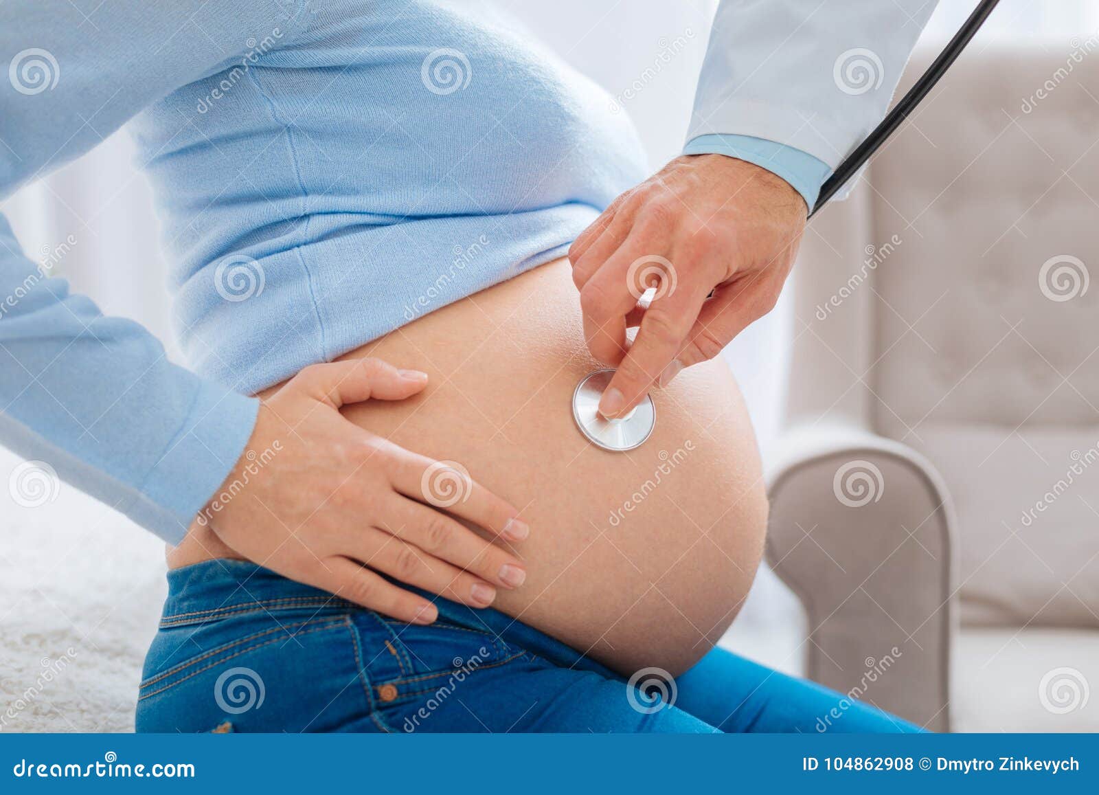 pregnant woman being on consultation