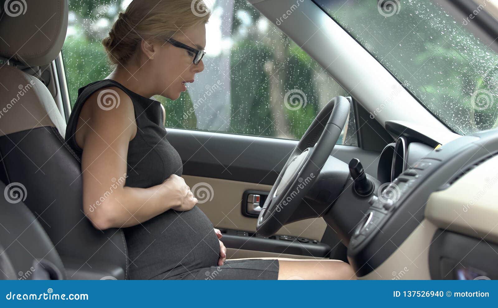 pregnant woman in car hardly breathing, preterm birth, risk of misbirth, health