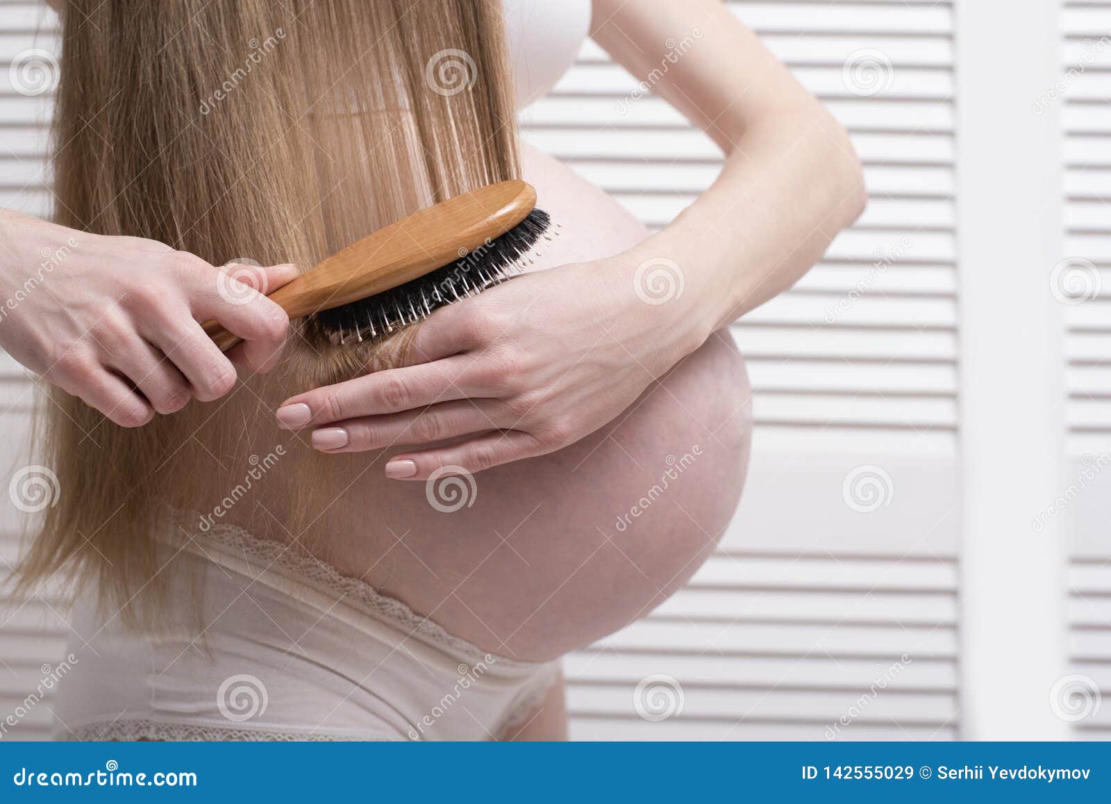 Можно при беременности стричь. Расчесывать волосы. Стрижки беременным.