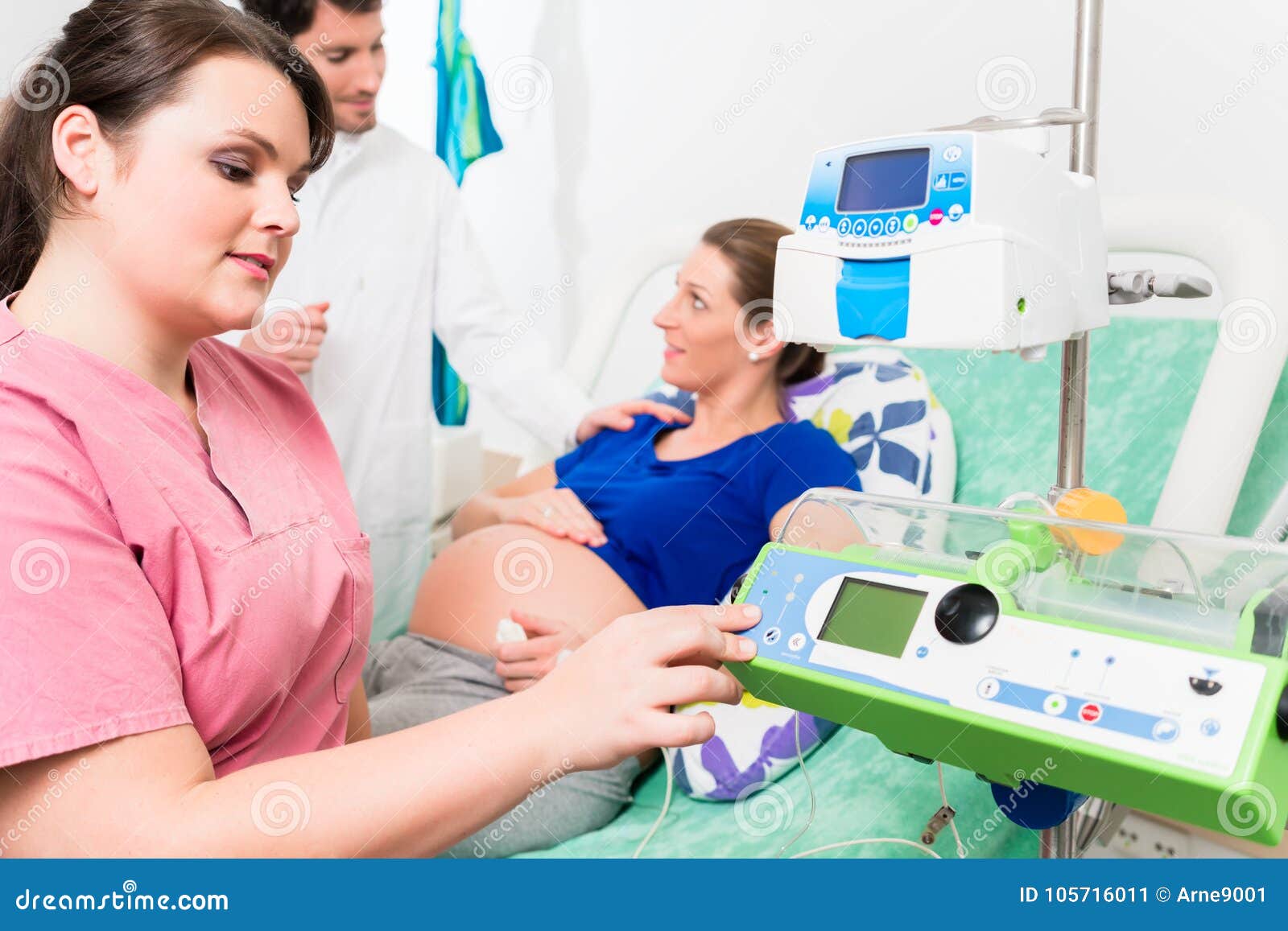 pregnant woman in labor room with doctor and nurse
