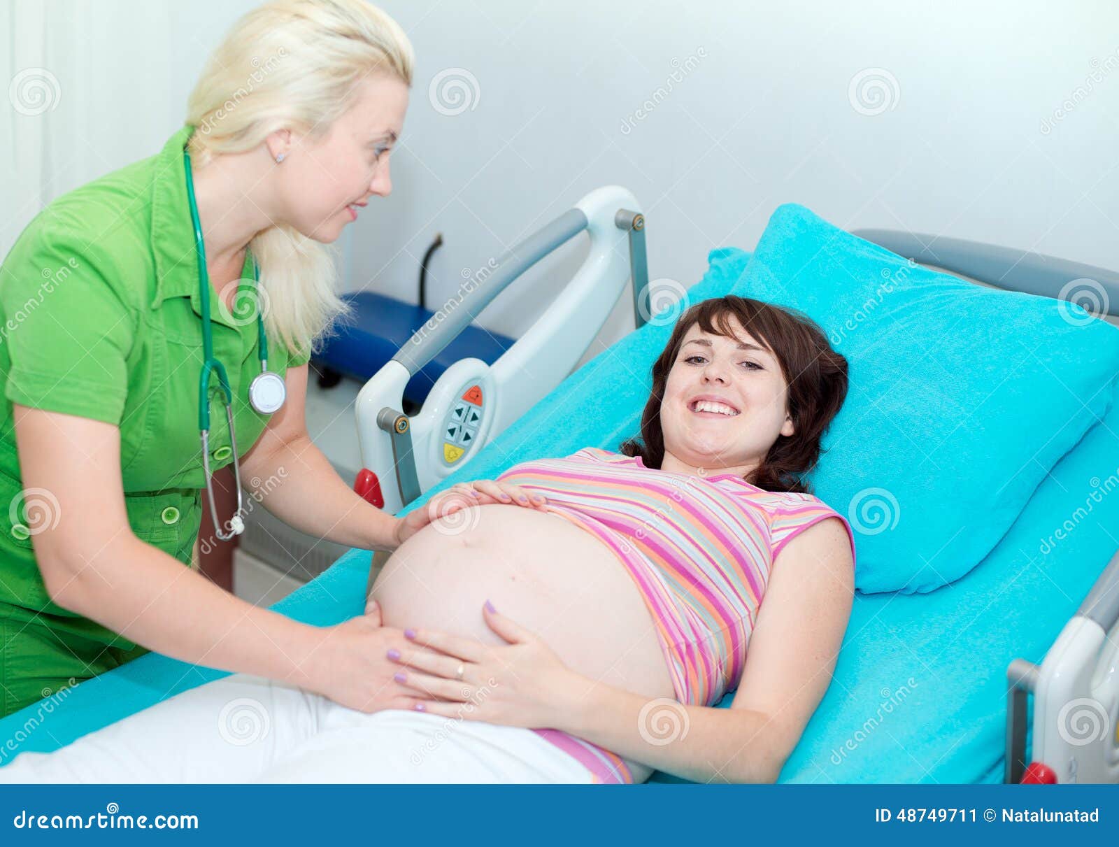 Беременность роды 18. Беременные женщины рожают. Беременна женщены рожают.