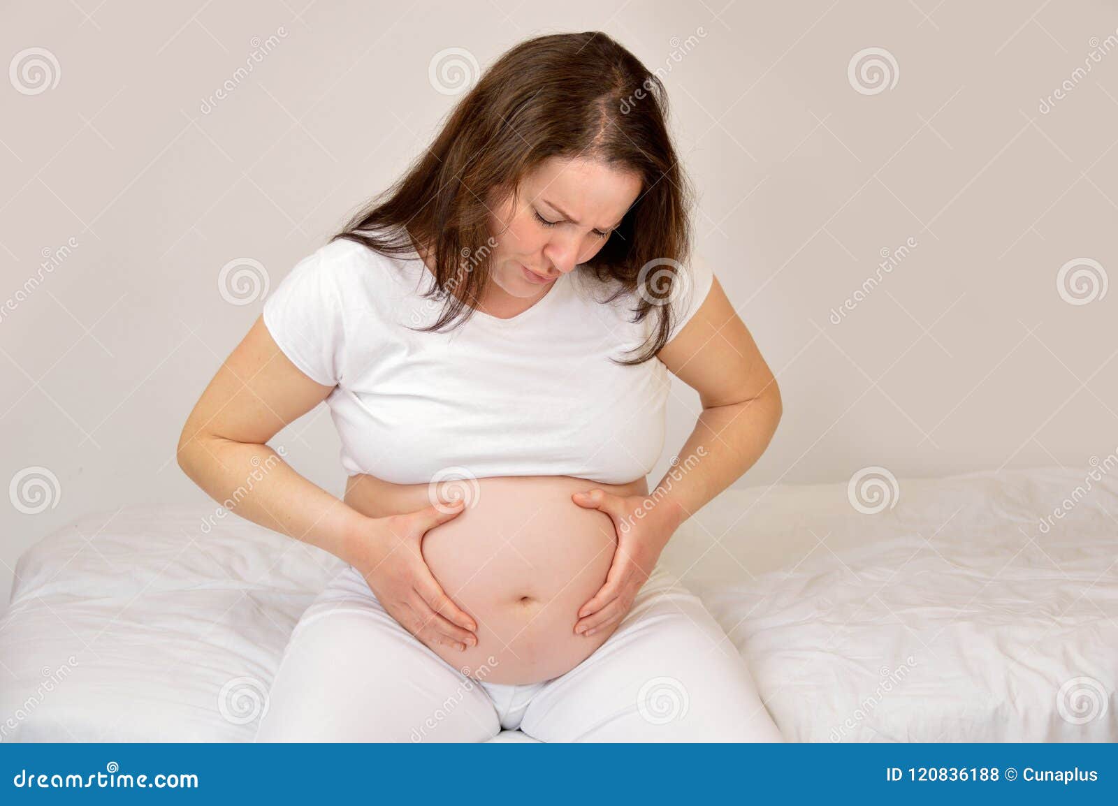 Сильные боли при беременности форум. Pregnant belly Ache. Женщина мучается с беременным животом. 42 Недели беременности боли. Belly suffering.