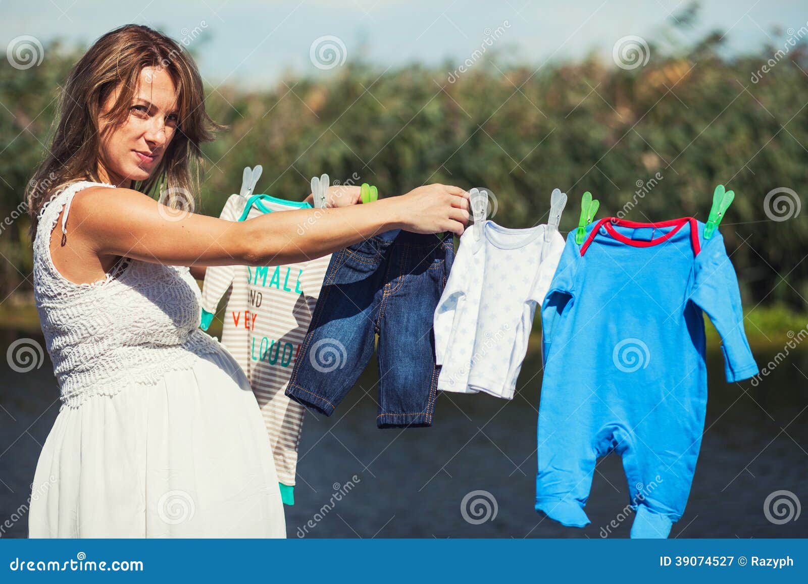 Мать всех вещей. Женщина развешивает одежду. Женщина развешивает белье. Фотосессия вешать белье.
