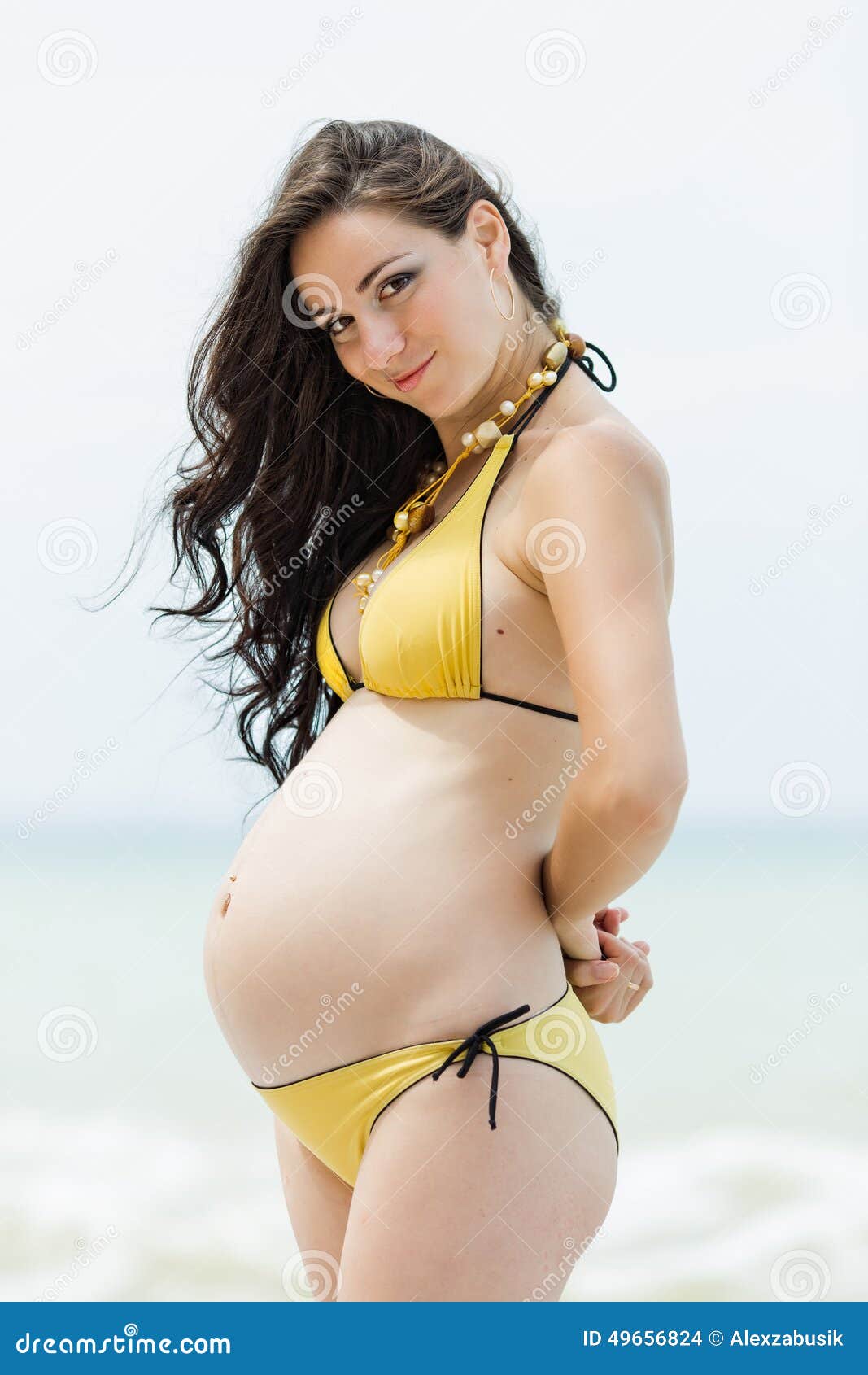 Melodrama Espere Definición Pregnant Woman in Yellow Bikini at the Sea Stock Photo - Image of bikini,  brown: 49656824