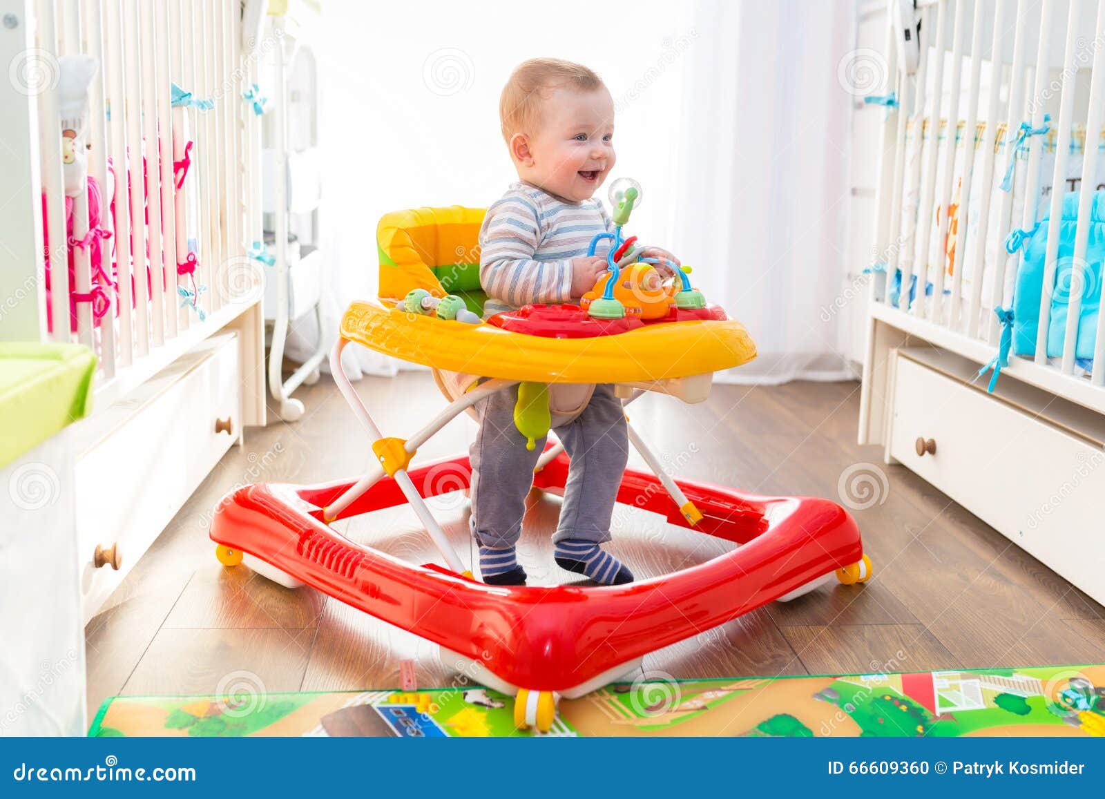 Premieres Etapes Dans Un Marcheur De Bebe Photo Stock Image Du Confortable Regarder Premieres Etapes Dans Un Marcheur De Bebe Photo Stock Image Du Confortable Regarder