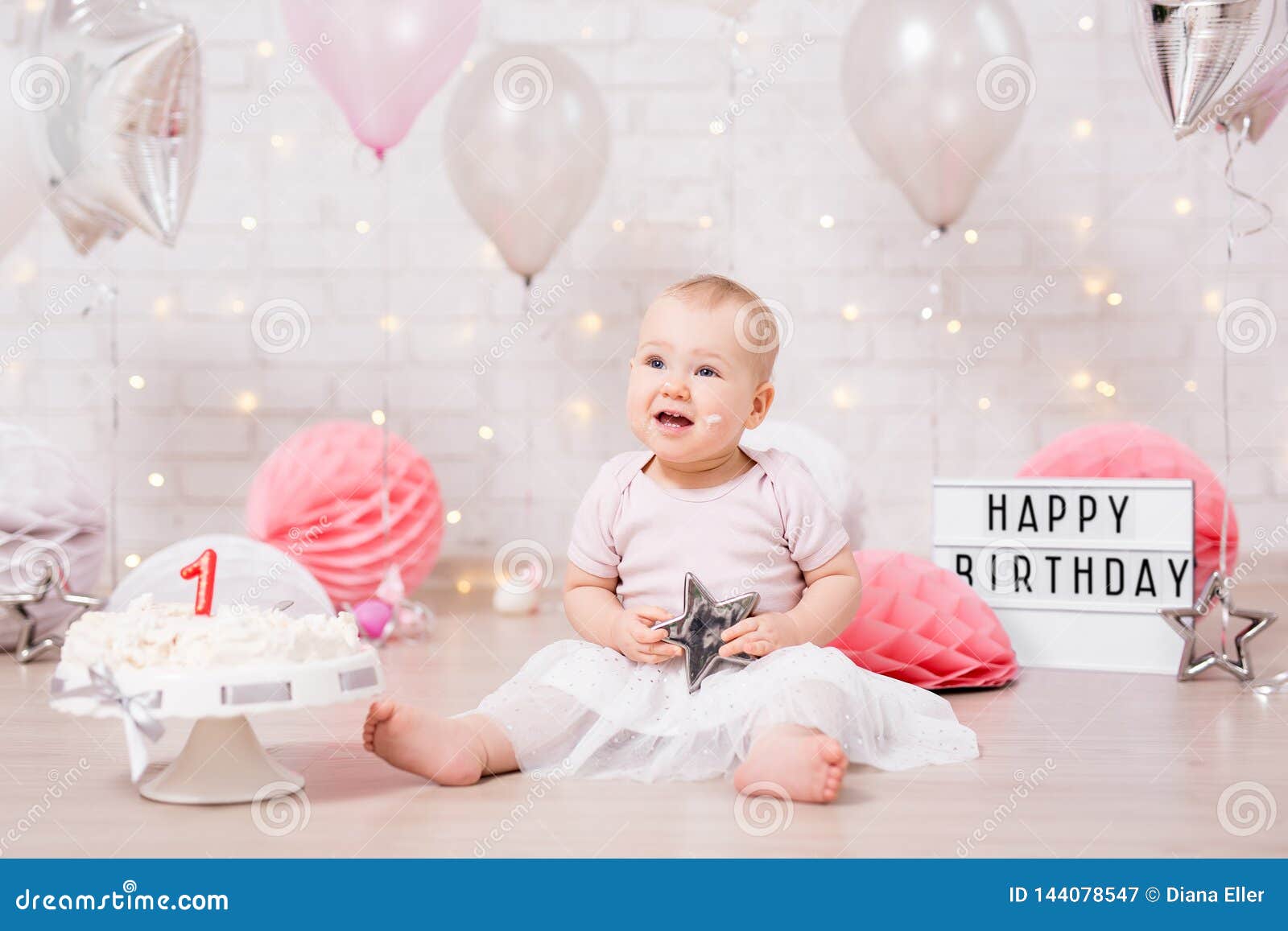 Premier Concept D Anniversaire Fille Revante Drole Et Gateau D Anniversaire Heurte Avec Des Lumieres Des Etoiles Et Des Ballon Image Stock Image Du Avec Fille Premier Concept D Anniversaire Fille Revante Drole Et Gateau D Anniversaire Heurte Avec Des Lumieres Des Etoiles Et Des Ballon Image Stock Image Du Avec Fille