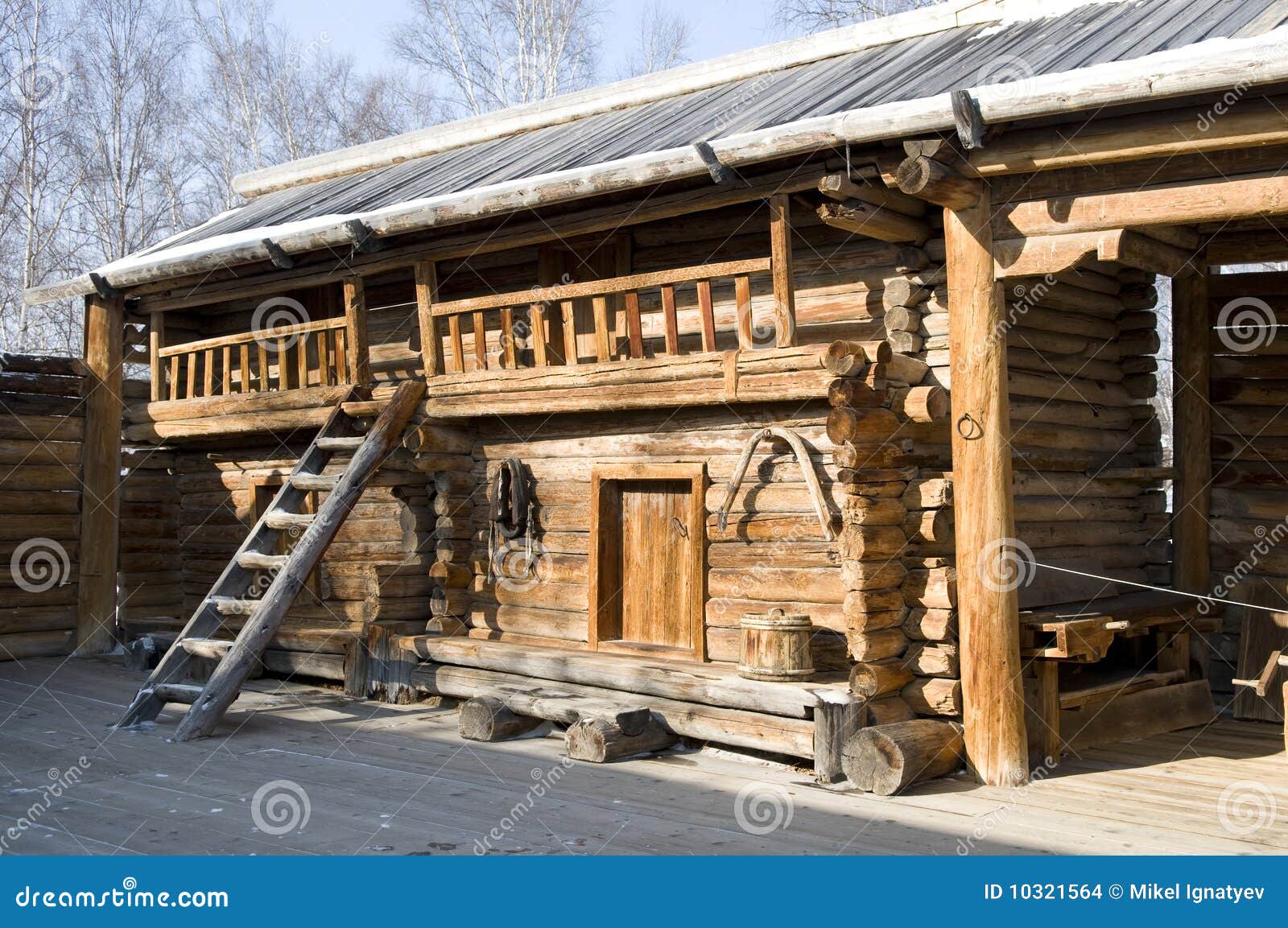 Premisas auxiliares del señorío antiguo. Rusia, Siberia del este. Museo de la configuración de madera. Talzy. Las casas de madera verdaderas restablecidas de las aldeas rusas del principio de 19 siglos se presentan. También los temas verdaderos del uso en las aldeas rusas se presentan.