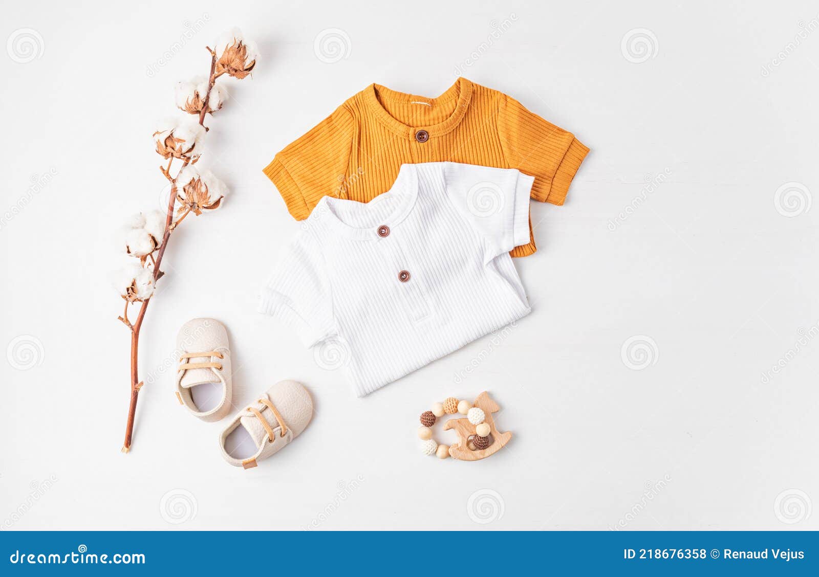 Prendas Y Accesorios Neutros Para Bebés. Ropa De Algodón Orgánico Moda  Recién Nacida Foto de archivo - Imagen de género, conjunto: 218676358