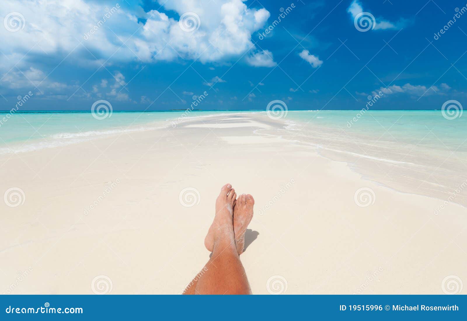 Prendendo Il Sole Alla Spiaggia Fotografia Stock Immagine di estate