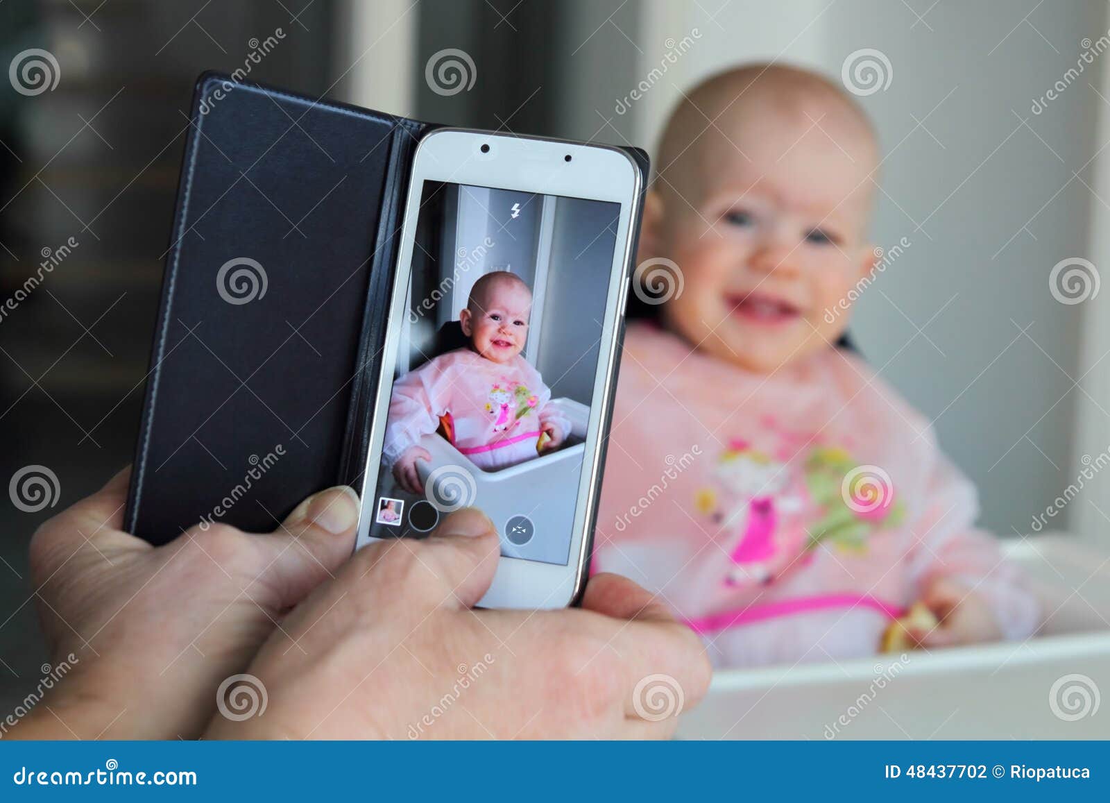 Prendre Une Photo D Un Bebe Avec Un Telephone Portable Photo Stock Image Du Telephone Photographie Prendre Une Photo D Un Bebe Avec Un Telephone Portable Photo Stock Image Du Telephone Photographie