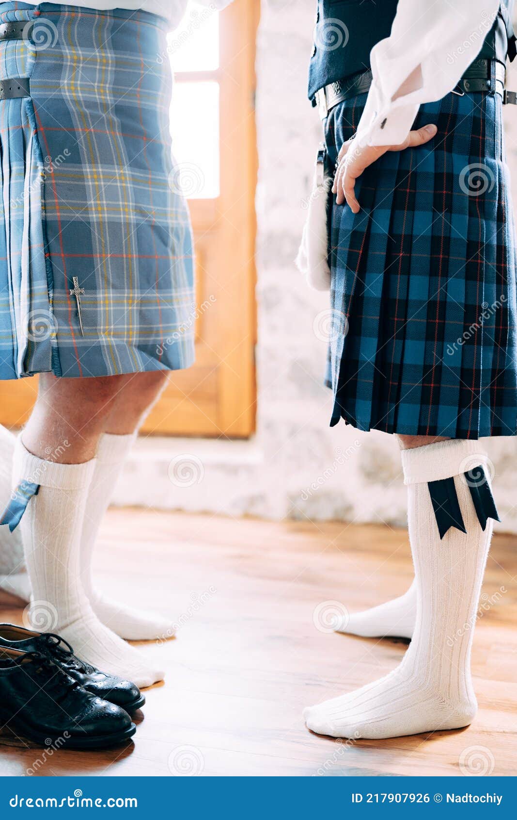 Preparándose Para Una Boda Escocesa. Dos Hombres En Kilts