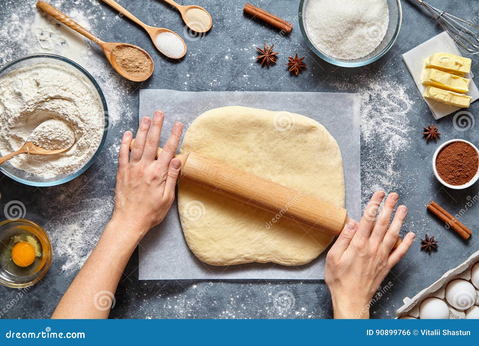 Preparación Hecha En Casa De La Receta Del Trabajo, Del Pan, De La Pizza O De La Empanada De La Pasta El Cocinero De Sexo Femenin Foto de archivo