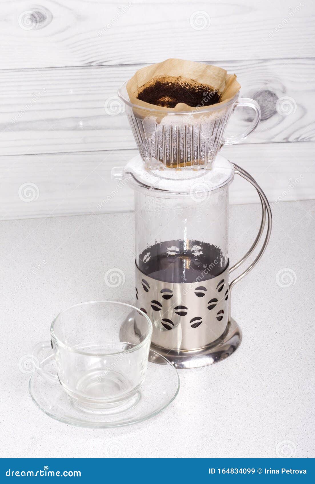 Immagini Stock - Caffettiera Francese Con Una Tazza Di Caffè E