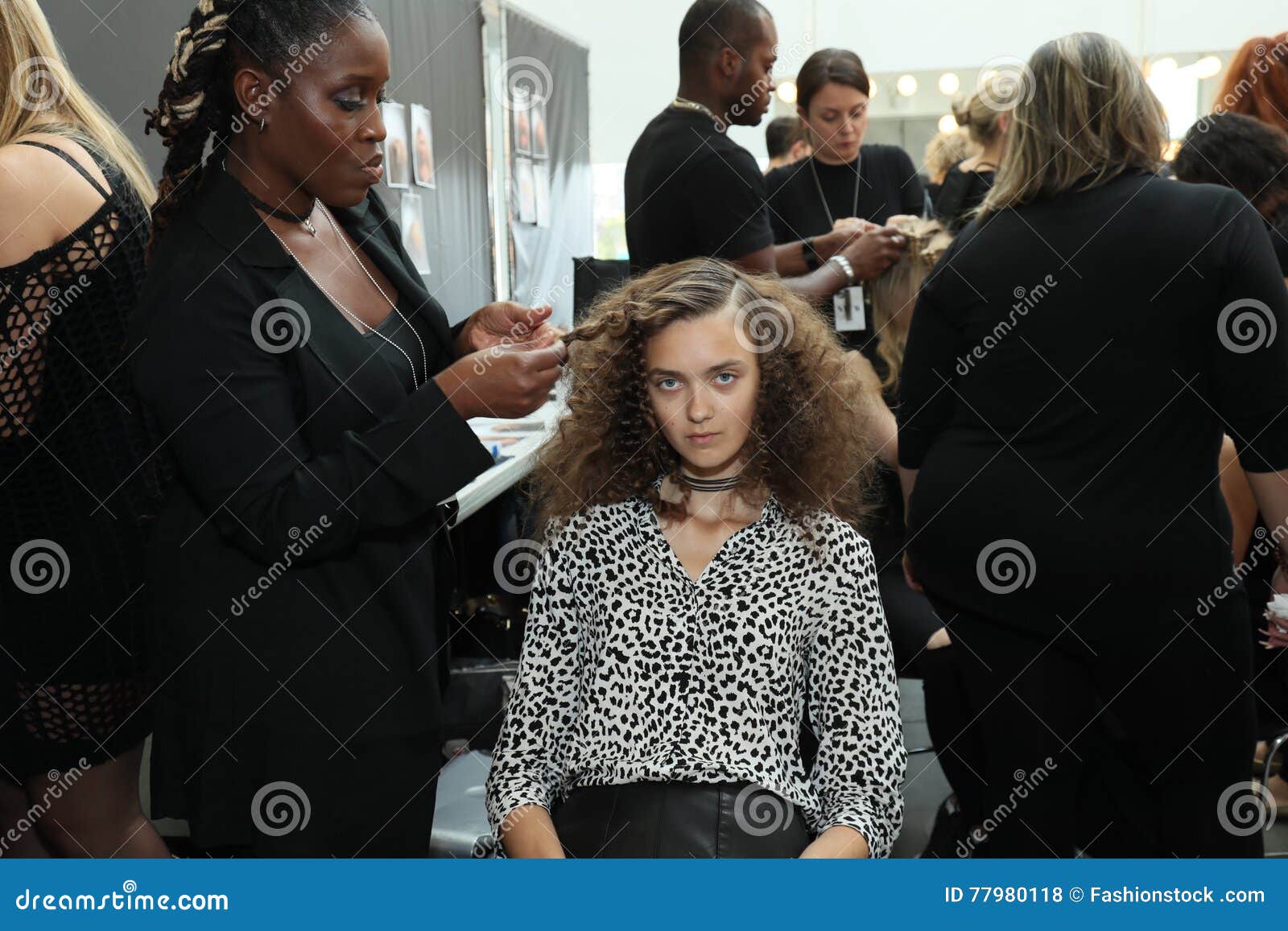 Prepararsi Del Modello Dietro Le Quinte Prima Della Sfilata Di Moda 17 Di Carmen Marc Valvo Spring Summer Fotografia Stock Editoriale Immagine Di Bello Backstage