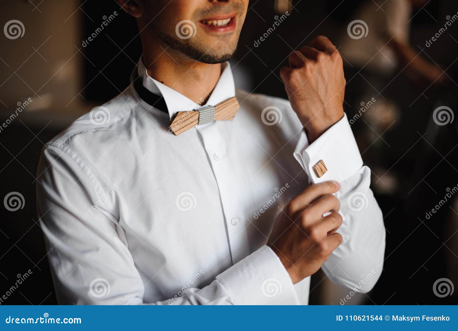 Preparazione Di Mattina Dello Sposo Sposo Sorridente Che Si Veste In Camicia Di Nozze Con Il Farfallino Di Legno Fotografia Stock Immagine Di Cerimonia Faccia