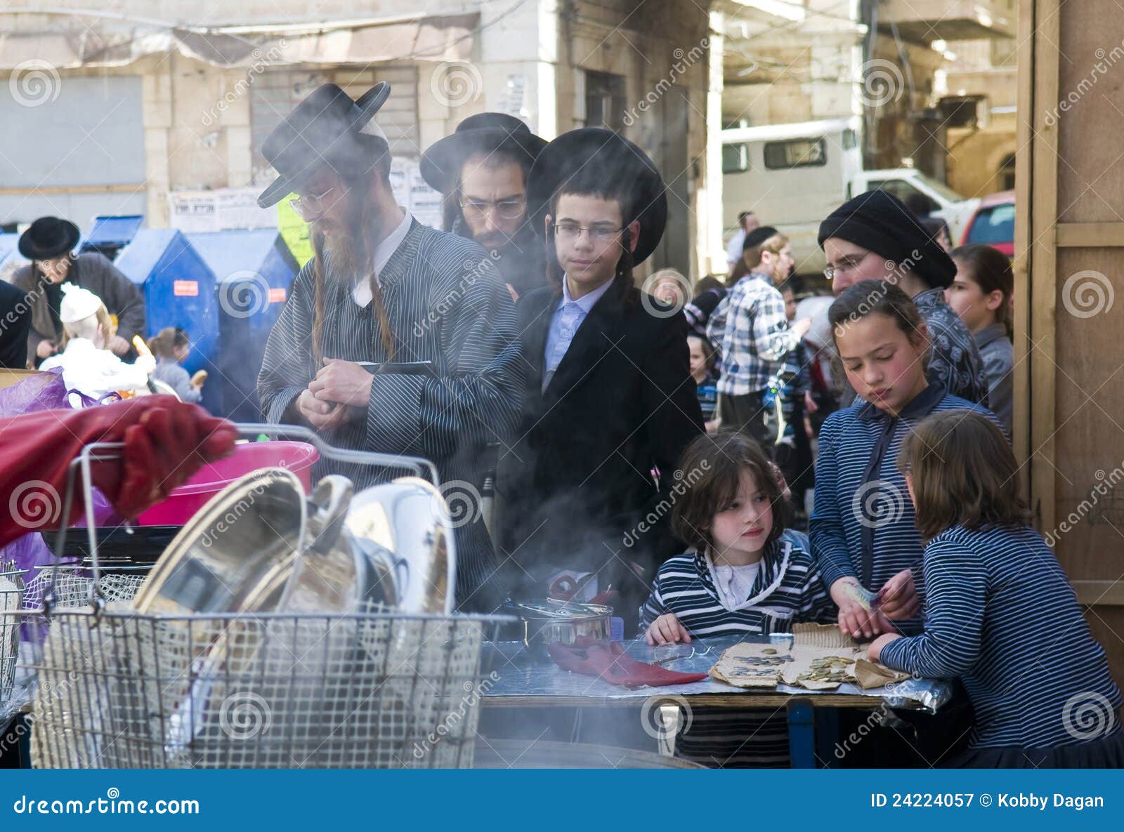 Preparazione di Passover. GERUSALEMME - 5 APRILE: Gli ebrei ultra ortodossi stanno preparando alla festa ebrea del Passover dal purifacation dei piatti a Gerusalemme Israele il 5 aprile 2012