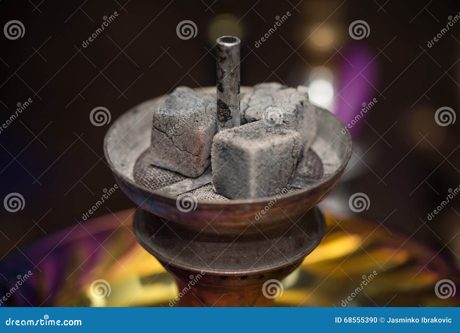 Preparazione Il Narghilé Con Carbone Per Fumare Fotografia Stock - Immagine  di nicotina, rosso: 68555390