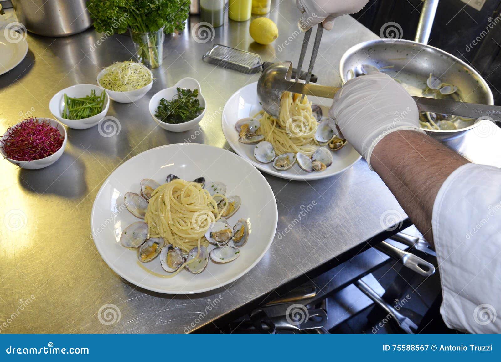 preparetion dish of spaghetti with clams