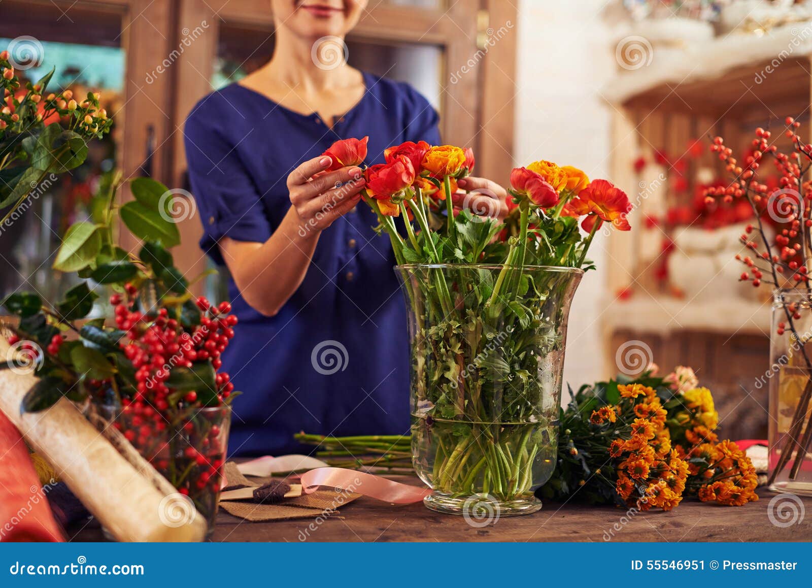 Как продлить жизнь букету. Ваза "женщина". Продлить жизнь цветам в вазе. Цветы которыми дополняют букеты.