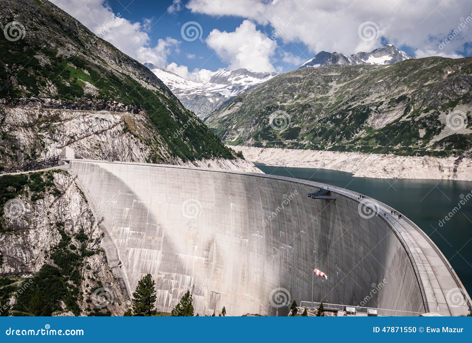 La central eléctrica más alta de la pared- de la presa de Kaprun en Carinthia, Austria