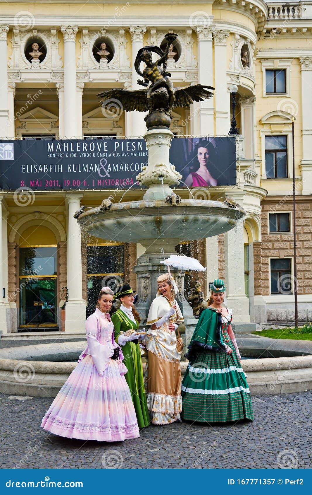 Presentación De Vestidos De época Fotografía editorial - Imagen de mujeres,  alineada: 167771357