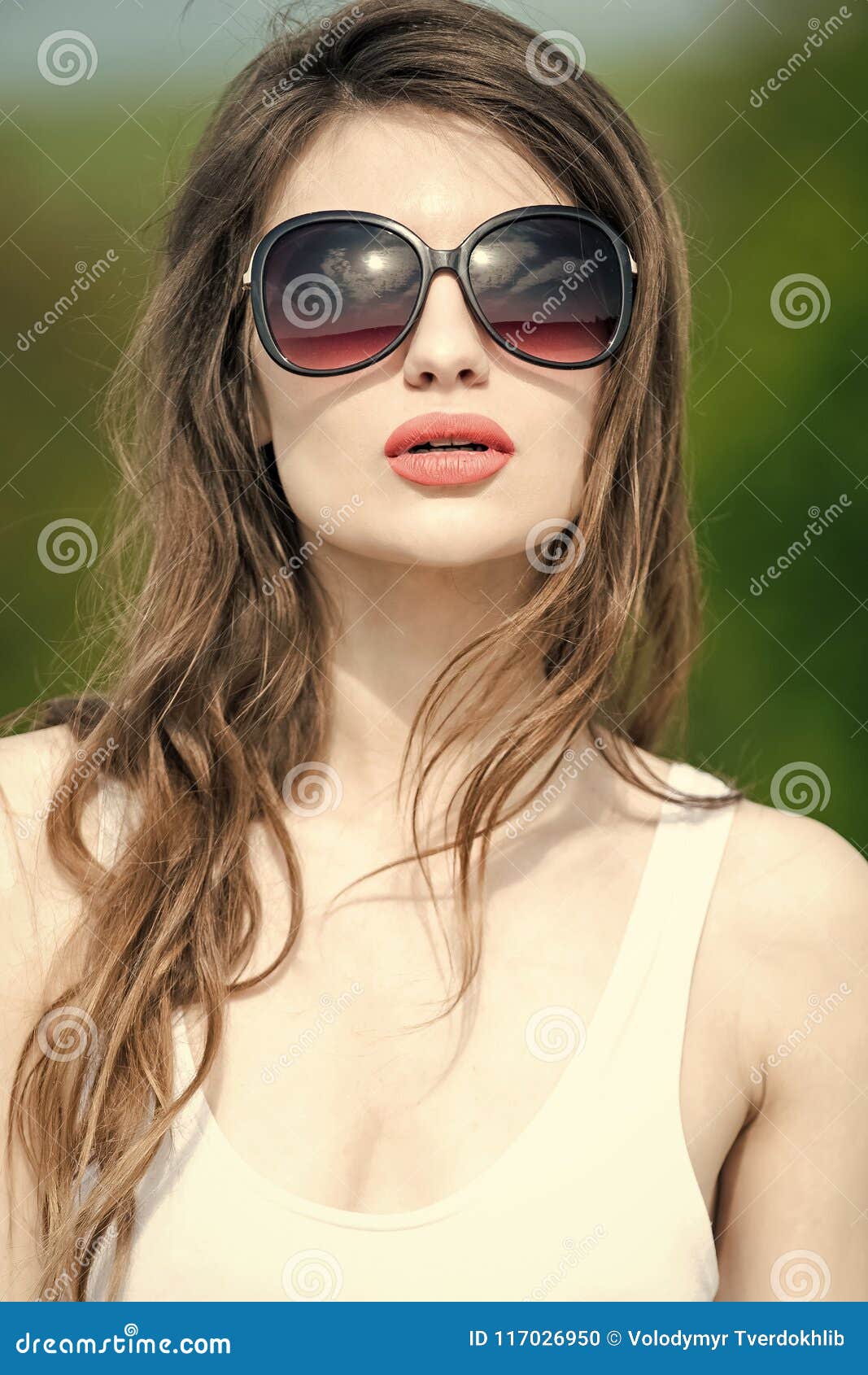 Presentación Modelo De La De La Moda Mujer En Gafas De Del Verano Con El Pelo Moreno Largo Foto archivo - Imagen de exterior, labio: 117026950