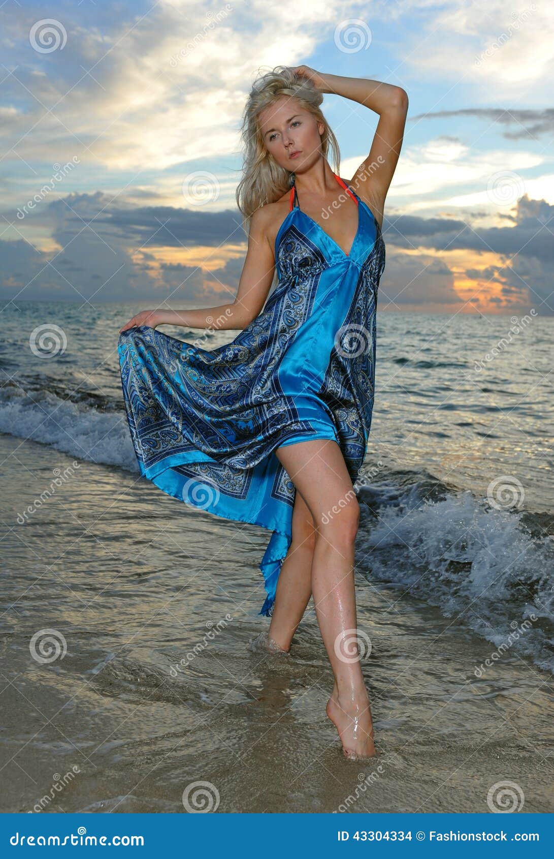 Presentación Modelo En Vestido De La Playa En La Salida Del Sol De La  Madrugada Foto de archivo - Imagen de hermoso, postal: 43304334