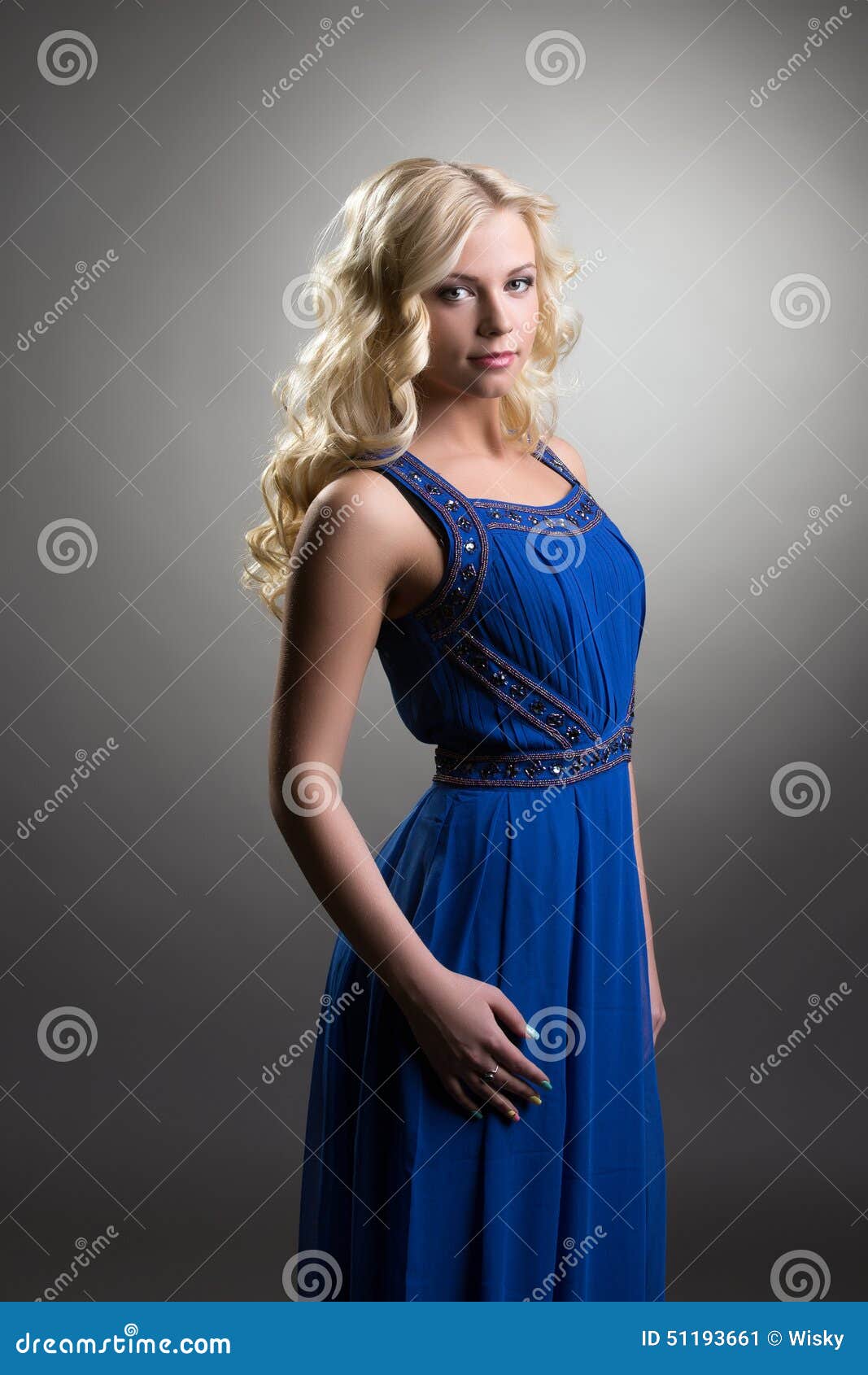 Presentación Modelo Linda En El Vestido Para La Ceremonia De Graduación Imagen de - Imagen de manera, azul: 51193661
