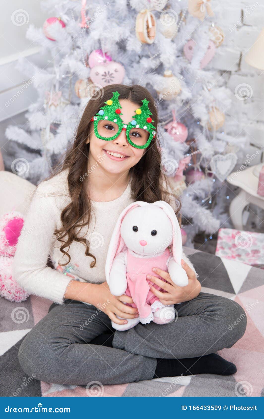 Presente Adorável De Santa Criança Feliz Ganhou Presente No Natal  Brincadeira De Menina Com Presente De Brinquedo Presente De Nat Imagem de  Stock - Imagem de feriado, animal: 166433599
