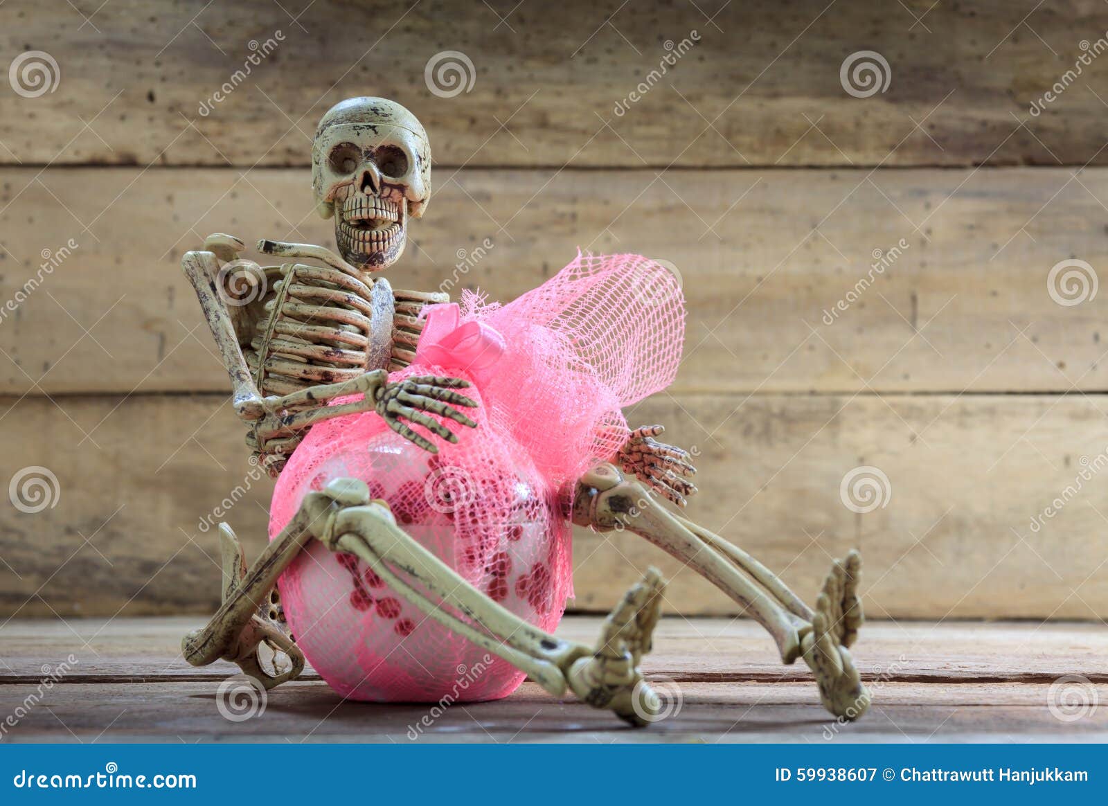 Abraço De Esqueleto - Presente Em Fundo De Madeira Imagem de Stock - Imagem  de objeto, conceito: 59938607, image size:1600x1164