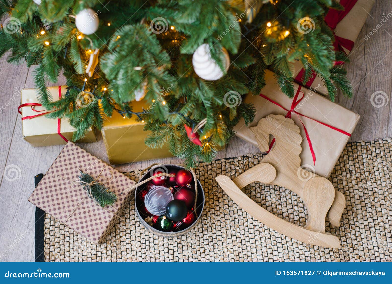 Presentes, Brinquedos De Cavalo De Balanço De Madeira E Brinquedos De  árvores De Natal Em Caixa Debaixo Da árvore De Natal, Vista Imagem de Stock  - Imagem de cumprimento, alegre: 163671827