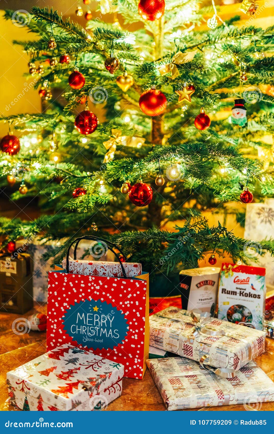 Presentes E Doces De Chocolate Que Esperam Para Ser Aberto Sob a árvore De Natal Imagem de Stock Editorial - Imagem de doces, esfera: 107759209 Presentes E Doces De Chocolate Que Esperam Para Ser Aberto Sob a árvore De Natal Imagem de Stock Editorial - Imagem de doces, esfera: 107759209