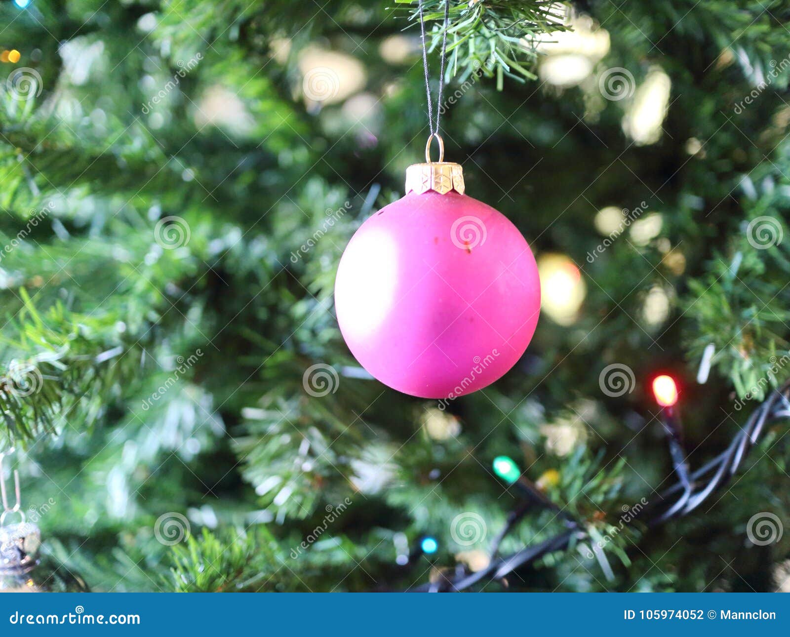 Presentes Para O Natal, Bolas Cor-de-rosa No Fundo De Uma árvore De Natal Verde Foto de Stock - Imagem de esfera, fundo: 105974052 Presentes Para O Natal, Bolas Cor-de-rosa No Fundo De Uma árvore De Natal Verde Foto de Stock - Imagem de esfera, fundo: 105974052