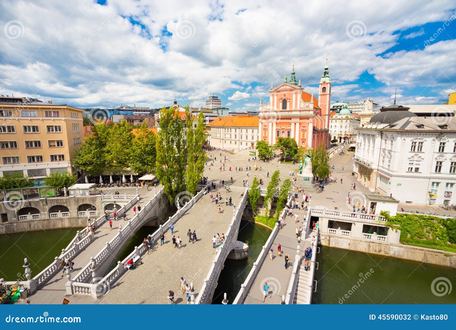 Preseren quadra, Transferrina, capitale della Slovenia. Centro urbano romantico di Transferrina: fiume Ljubljanica, quadrato triplo del ponte (Tromostovje), di Preseren e chiesa del francescano dell'annuncio; Transferrina, Slovenia, Europa