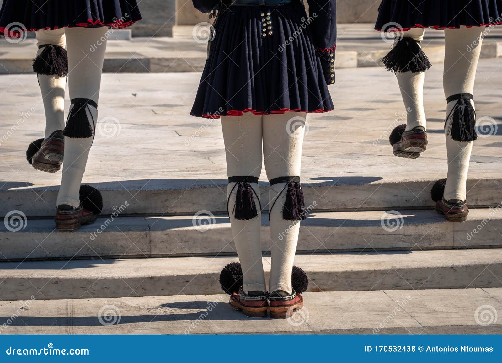 presidential guard on the tomb of the unknown soldier