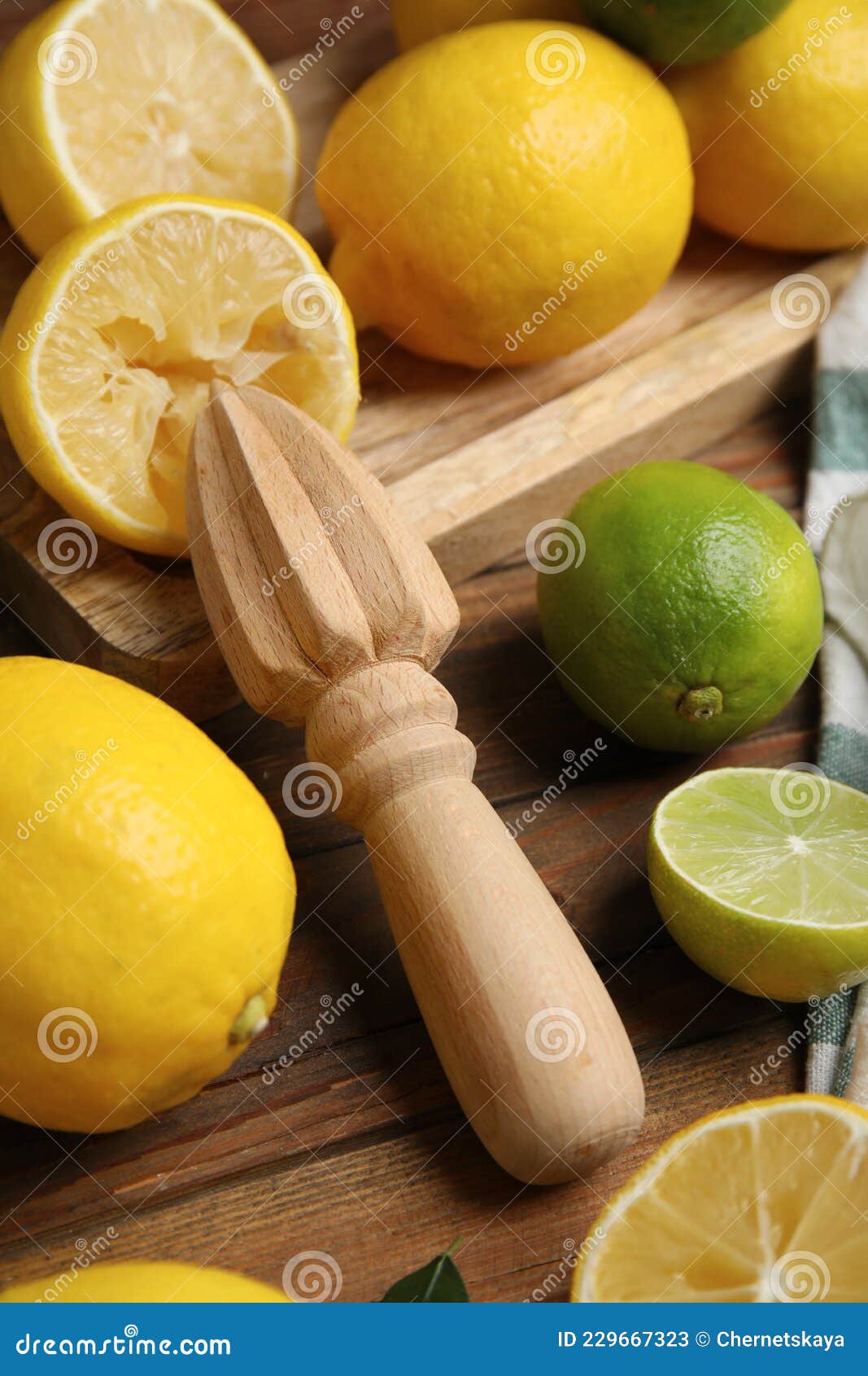 Presse-agrumes Avec Citrons Sur Le Closeuse De Table En Bois Image stock -  Image du recette, coupure: 229667323