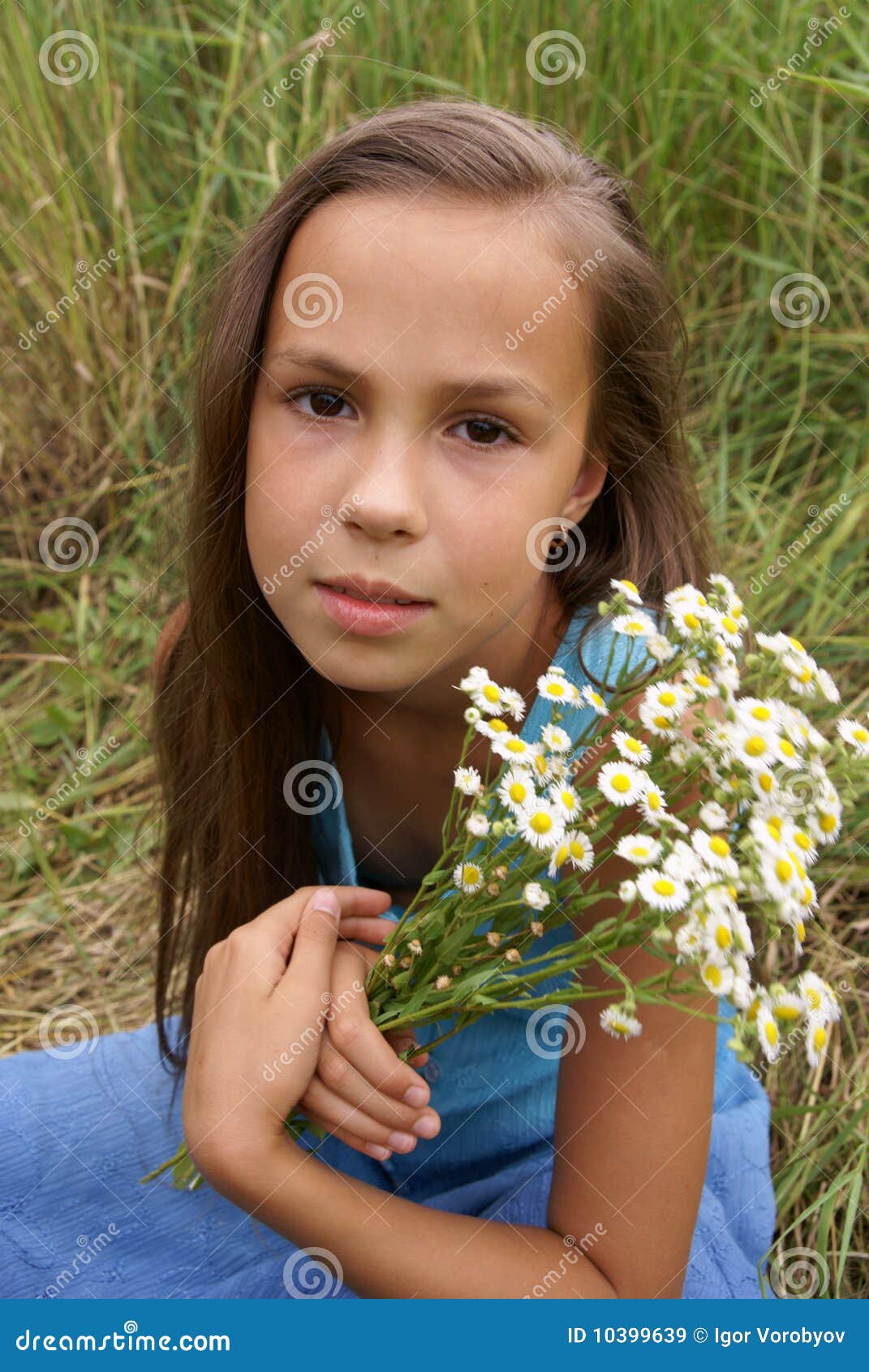 Preteen För Bakgrundsflickagräs Fotografering För Bildbyråer Bild Av