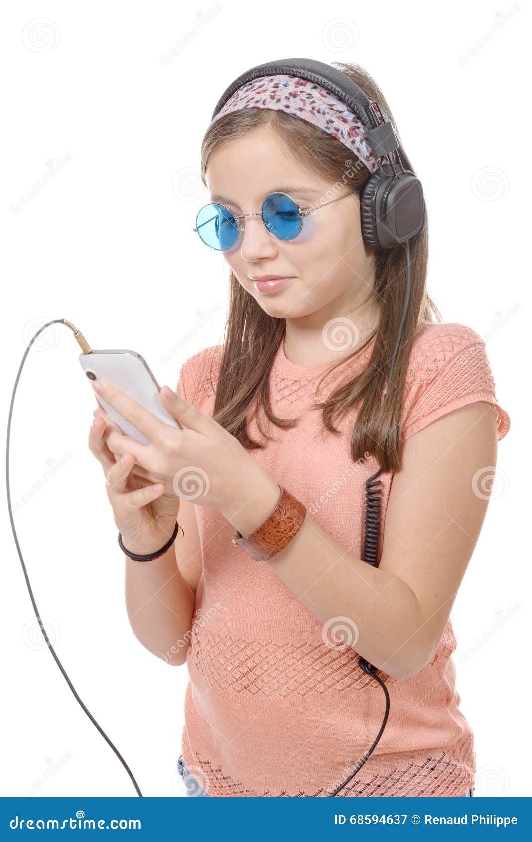 A preteen girl listening to music with his smartphone, on 