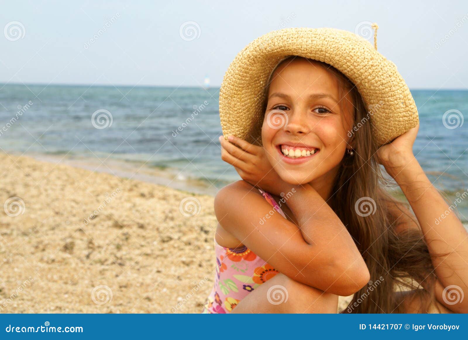 Preteen girl on sea beach stock image. Image of smile - 14421707