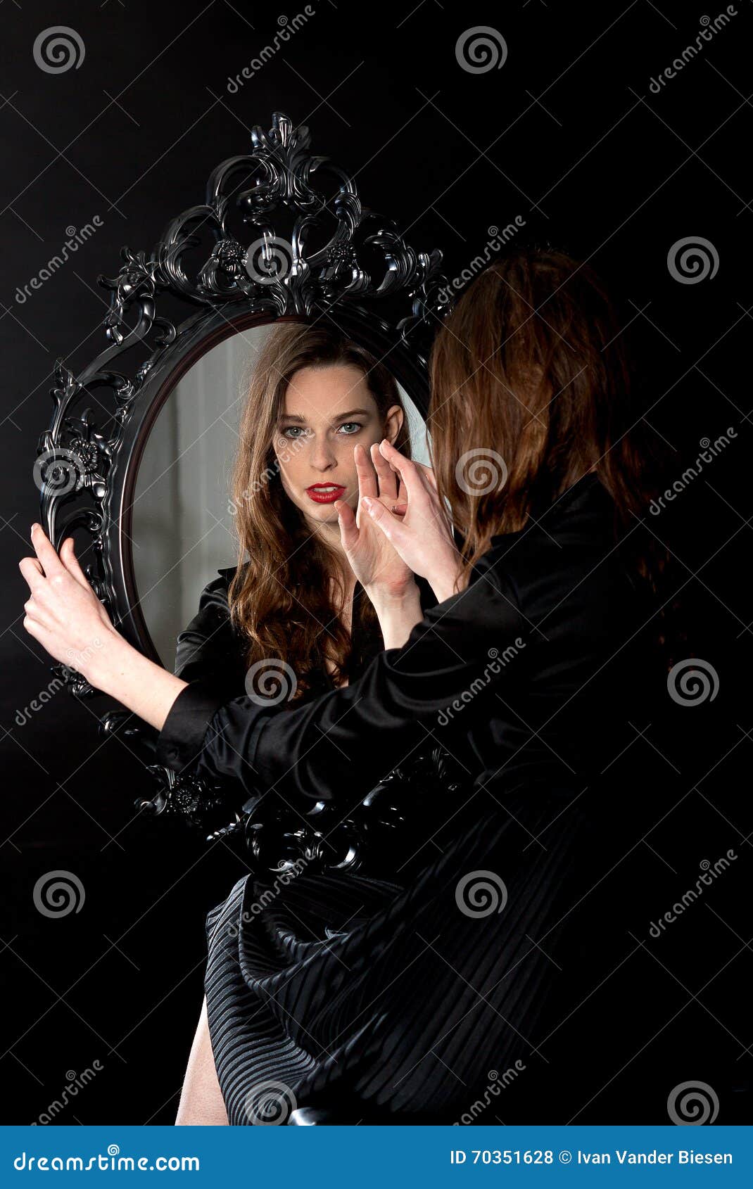 Menina adolescente elegante bonita olhando no espelho